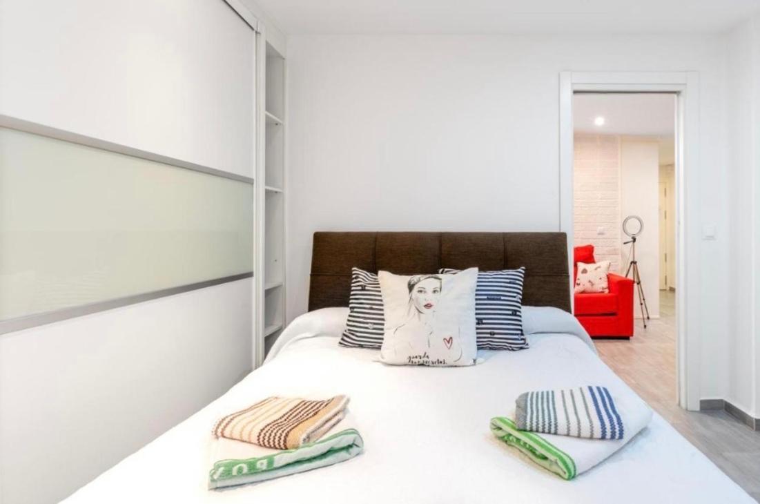 Vialia Apartamentos Suites Малага Екстериор снимка