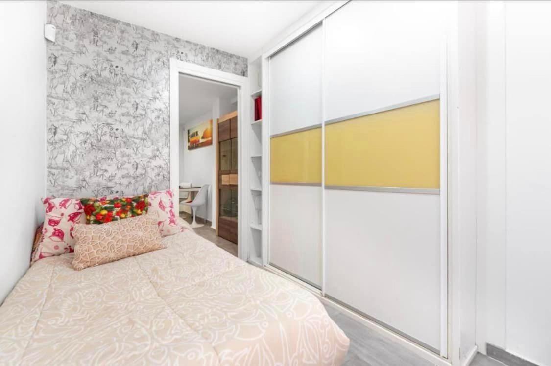 Vialia Apartamentos Suites Малага Екстериор снимка