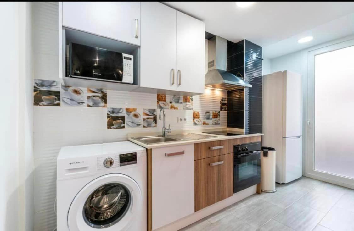 Vialia Apartamentos Suites Малага Екстериор снимка