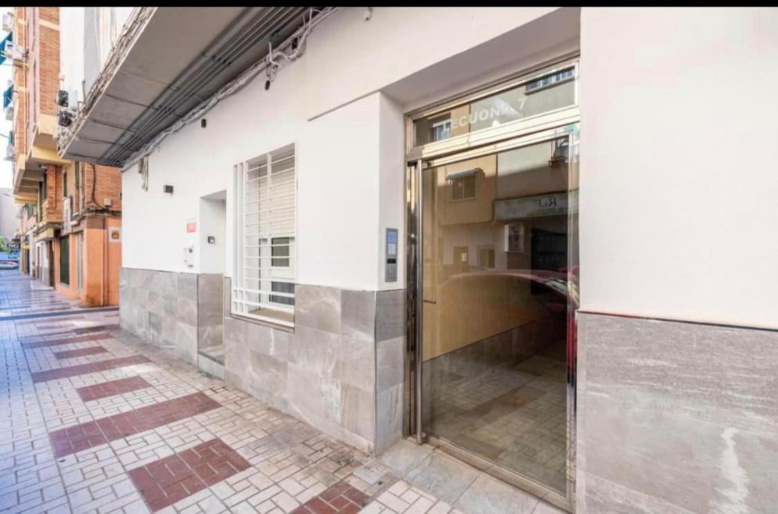 Vialia Apartamentos Suites Малага Екстериор снимка